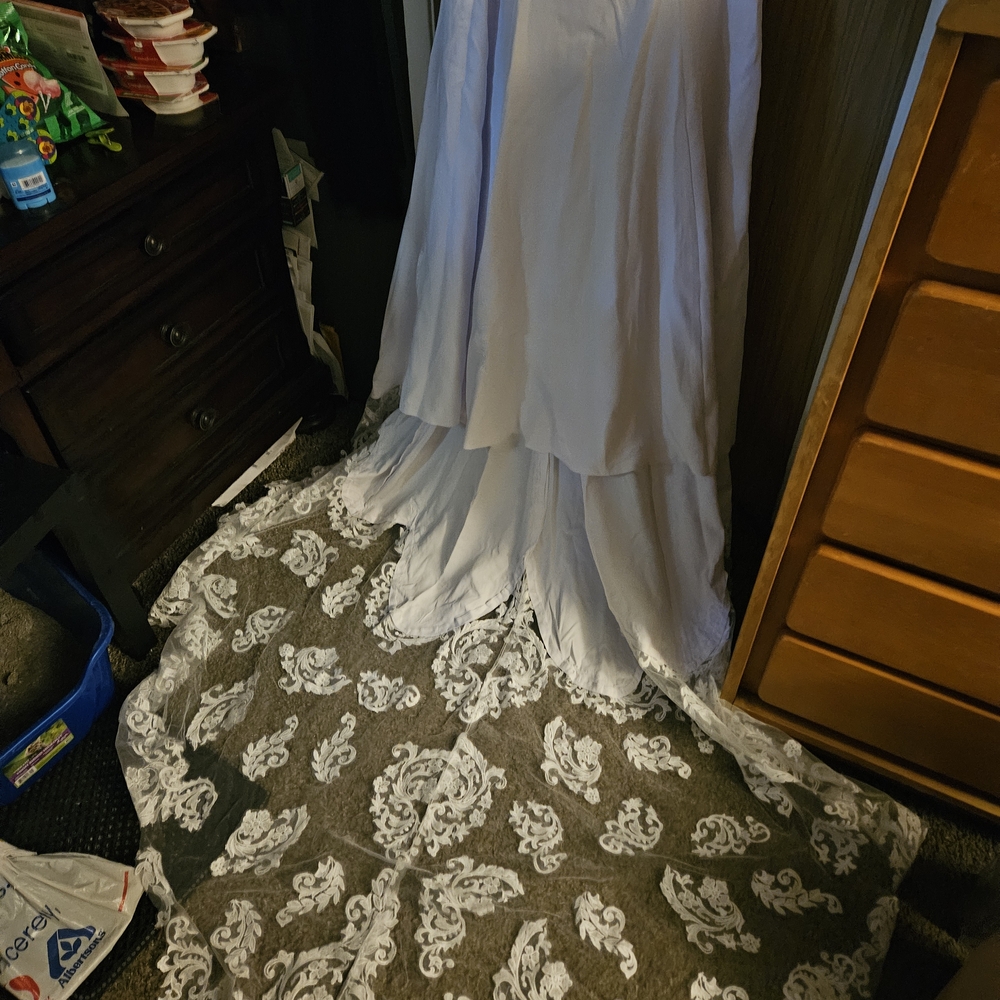 Elegant White Lace Wedding Dress - Picture 6 of 10